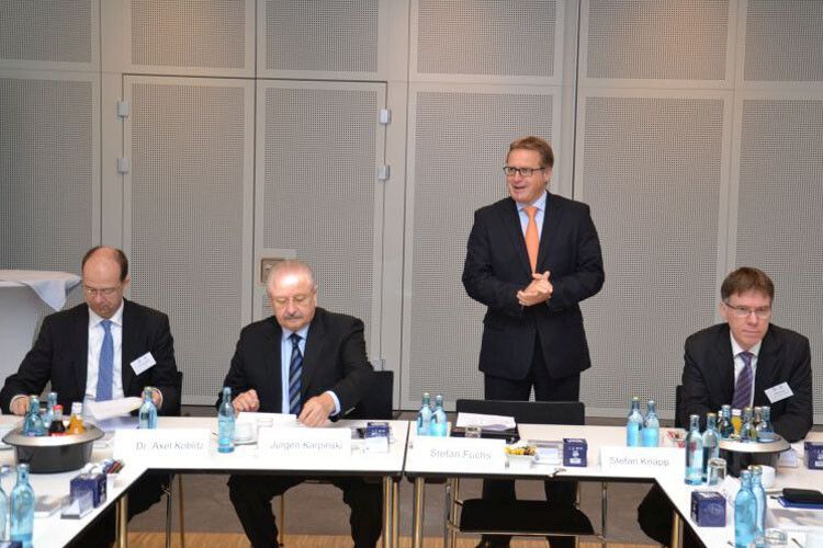 Rede und Antwort beim 9. ZDK-Fuchs-Kamingespräch standen (v.li.) ZDK-Geschäftsführer Dr. Axel Koblitz, ZDK-Präsident Jürgen Karpinski sowie Stefan Fuchs und Stefan Knapp vom Mannheimer Schmierstoffhersteller Fuchs. (Foto: Michel)