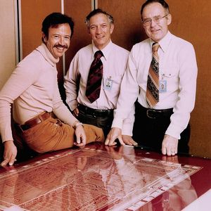 Bild 4:  Andy Grove, Robert Noyce und Gordon Moore 1978 mit dem „Floorplan“ eines Chips. (Bild:  Intel)