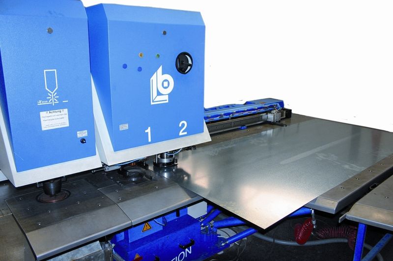 Plasmaschneidkopf (links) und Doppelkopf (rechts) mit Rotationseinheit zum automatischen Werkzeugwechsel plus Revotool-System mit integriertem Wechsler für weitere vier bis acht Stanz-/Umformwerkzeuge. (Archiv: Vogel Business Media)