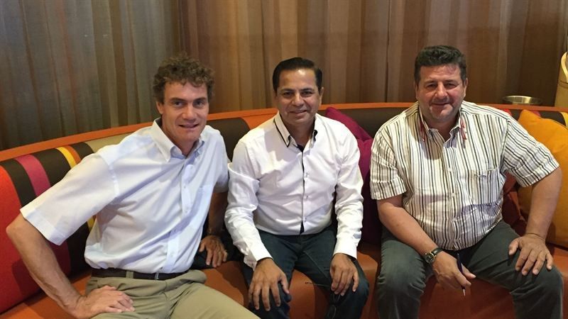 Von links nach rechts: Thierry Wolter, Vorstandsmitglied der Ceratizit S.A., Rakesh Aghi, Geschäftsführer von Cobra Carbide India Pvt Ltd und Jacques Lanners, Co-Vorstandsvorsitzender Ceratizit S.A. am Tag der Vertragsunterzeichnung. (Bild: Ceratizit)