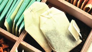 Kameratechnologie von Leuze Electronic verifiziert Codes und Mindesthaltbarkeitsdaten in einer Beutelabfüllanlage für die Lebensmittelindustrie. (gemeinfrei)