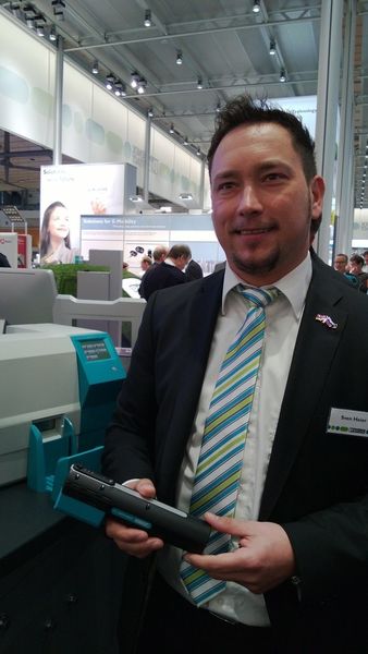 Sven Heier, Gruppenleiter Produktmarketing Marking and Installation bei Phoenix Contact, hat konstruktionspraxis den Automat vorgeführt. (Bild: konstruktionspraxis mz)