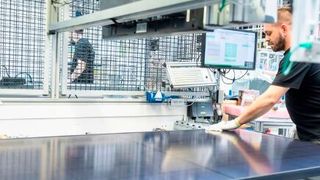 Mehrere ostdeutsche Bundesländer haben die Bürgschaft für Verbindlichkeiten des insolventen Solarmodulherstellers Meyer Burger übernommen. Wenn es dumm kommt, und die Banken die Summe einfordern, muss vor allem Sachsen-Anhalt tief in die Tasche greifen ... (Bild: Meyer Burger)