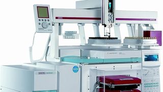 Abb. 1 Das RIC verwendete zur Fast-GC-Analyse von Aromen aus Apfelproben einen GC 6890 in Verbindung mit einem MSD 5975, beide von Agilent Technologies. Der GC wurde für die schnelle Trennung mit einem Mach-Modul von Gerstel ausgestattet. Die Probenvorbereitung erfolgte automatisiert mit einem Gerstel-Multi-Purpose-Sampler (MPS), ebenso die Probenaufgabe in den GC-Injektor; hierbei handelte es sich um ein Gerstel-Kalt-Aufgabe-System (KAS). Im Bild zu sehen ist das Nachfolgemodell des GC 6890, ein GC 7890 mit Doppel-MACH-System. (Archiv: Vogel Business Media)