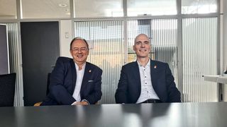 Frank Maier (li.) ist als Mitglied des Vorstands bei der Lenze SE für Innovation und Prozessmanagement zuständig. Dr. Lutz Steiner ist seit April 2022 Senior Vice President Innovation bei Lenze.  (Bild: C. Müller/Lenze)