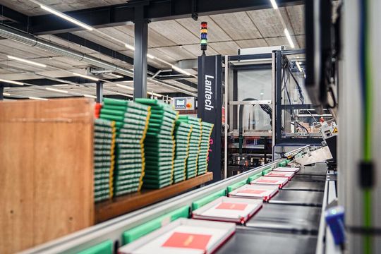 Der Trayaufrichter TE Parcel produziert bis zu 1.000 rechtwinklige Kartonschalen pro Stunde.(Bild:  Sidekix)