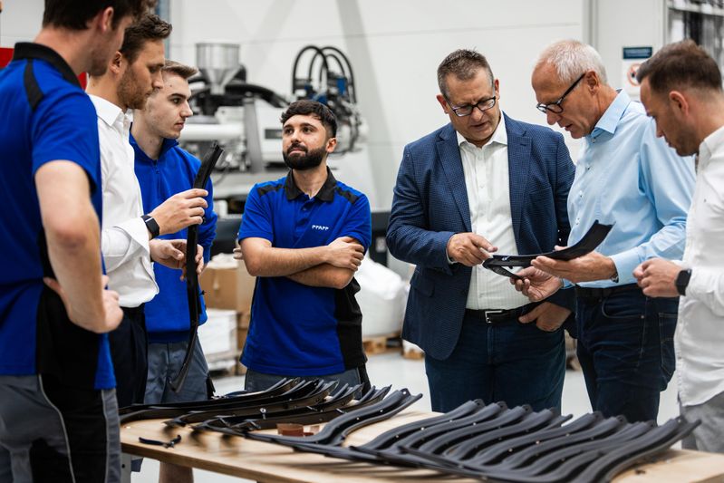 En los sistemas de estanqueidad de los vehículos de motor, es necesario que muchos procesos estén perfectamente coordinados entre sí. Aquí, un equipo interdisciplinar debate las posibilidades de optimización de un componente.(Bild:  Pfaff)
