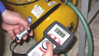 Einfach in der Anwendung, stark in der Wirkung: Mithilfe von moderner Ultraschallprüftechnik lassen sich Druckluftleckagen rechtzeitig orten und so der Reparaturbedarf ermitteln. (Bild: Sonotec)