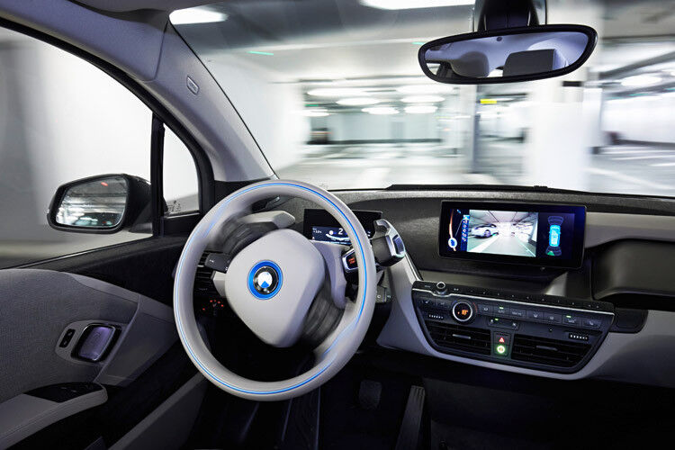 Kombiniert mit einem digitalen Lageplan des Parkhauses steuert das System das Fahrzeug selbstständig durch die Etagen. (Foto: BMW)