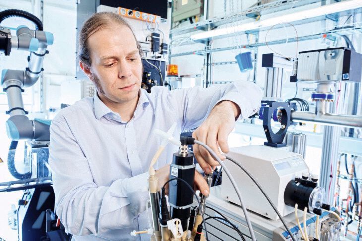 HZG-Beamline-Wissenschaftler Dr. Jörg Hammel an einer Apparatur am Speicherring Petra III am Deutschen Elektronen-Synchrotron DESY in Hamburg. (Christian Schmid f. HZG, Hamburg/Geesthacht)