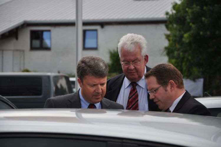 Ingo Spiekermann (r.) erklärt den beiden Jurymitgliedern Achim Kreyenpoth (BDK) und Joachim von Maltzan (»kfz-betrieb«) Maßnahmen zum Gebrauchtwagenmarketing. (Foto: Richter)