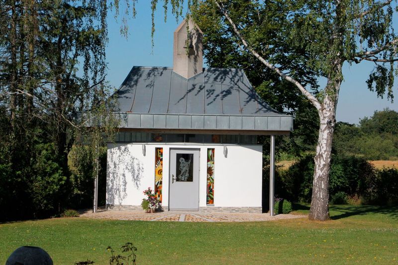 Der geschäftliche Erfolg wird nicht einfach als selbstverständlich hingenommen. Familie Kraus hat auf ihrem Grundstück aus Dankbarkeit deshalb diese kleine Kapelle errichtet. (Bild: Königsreuther)