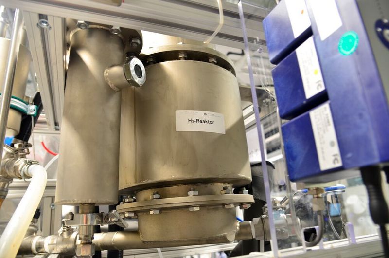 Ein Reaktor der Versuchsanlage fermentiert Industrieabwässer unter Abwesenheit von Sauerstoff und Licht zu Wasserstoff. (FH Münster/Frederik Tebbe)