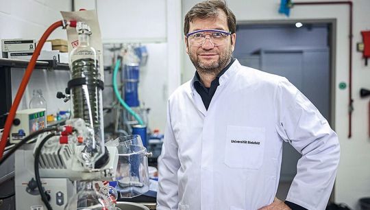 Prof. Dr. Thorsten Glaser von der Universität Bielefeld leitet die neue Forschungsgruppe „Bioinspirierte Oxidationskatalyse mit Eisenkomplexen“ Prof. Dr. Thorsten Glaser von der Universität Bielefeld leitet die neue Forschungsgruppe „Bioinspirierte Oxidationskatalyse mit Eisenkomplexen“