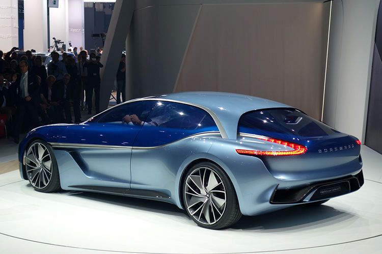 Das Coupé hat einen elektrifizierten Antriebsstrang und ist komplett vernetzt. (Wehner / »kfz-betrieb«)