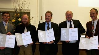 Die Preisträger Thomas Netscher (DSM), Werner Bonrath (DSM), Felix Spindler (Solvias), Reinhard Karge und Felix Roessler (DSM)  (Bild: SCG)
