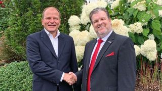 Distributionsabkommen: v.l.n.r. Anton Roth (MSA Components) und Michael Clamer (Harwin) haben ein Abkommen über den Vertrieb der aktuellen Hi-Rel-Steckverbinder von Harwin geschlossen  (Bild: Harwin)