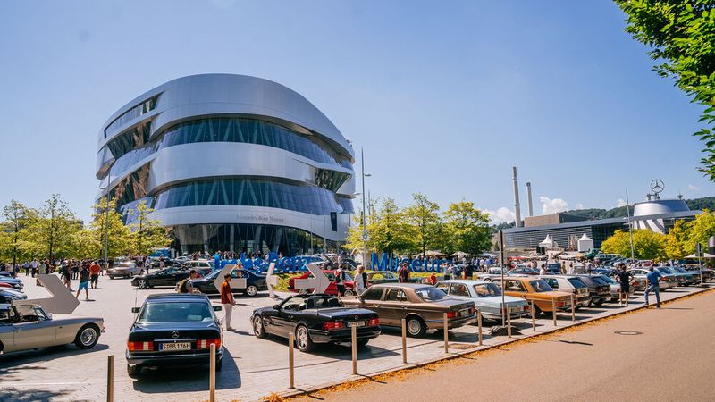 Hat sich zu einer festen Größe im Veranstaltungskalender zahlreicher Young- und Oldtimerfeans gemausert: das  markenoffene Klassikertreffen Classics & Coffee am Mercedes-Benz Museum. (Bild:  Thomas Niedermüller)