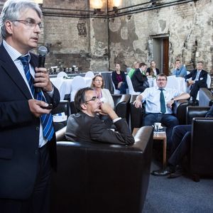 Heiko Nowak (mit Mikro) von der Rhenus AG stellt während des Workshops ein Best-Practice-Beispiel aus einer anderen Branche vor