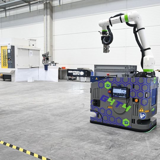 Derzeit im Testbetrieb: die automatisierte Fräszelle, bestehend aus einem 3-Achs-BAZ «Fanuc Robodrill α-D21MiB5», dem mobilen Cobot «G4T4» und der «R-C2»-Werkstückautomation von Gressel.(Bild:  Gressel)