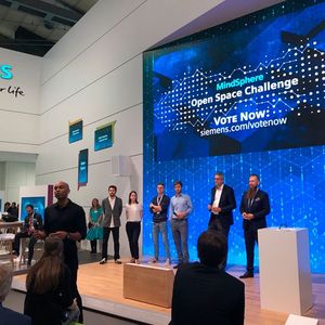 Externe Entwickler und Start-ups erarbeiteten im Rahmen der „MindSphere Open Space Challenge" vor den Augen der Messebesucher kreative Ansätze für neue Kundenlösungen und Geschäftsmodelle auf Mindsphere-Basis. (Bild:  Siemens AG)