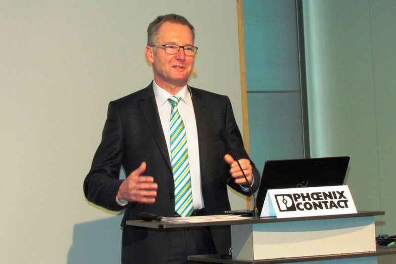 Auf der Pressekonferenz von Phoenix Contact stellte Roland Bent, Chief Technology Officer bei Phoenix Contact, die Protiq GmbH vor: „Mit der Ausgründung zum 1. September 2016 ist die Protiq GmbH innerhalb der Phoenix-Contact-Gruppe als internes Startup-Unternehmen entstanden, das sich dem Thema der additive Fertigung widmet.“ (S.Häuslein/konstruktionspraxis)