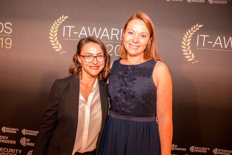 Vereint rocken wir das Ding: Sarolta Hershey (links im Bild) und Ines Lindner von Paessler. (Bild: artful rooms / VIT)