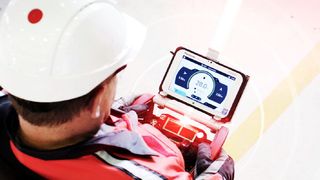 Über das mobile, drahtlose Tablet lassen sich alle wichtigen Kraninformationen zum Smarton in Echtzeit abrufen. (Bild: Konecranes)