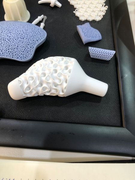 Lithoz zeigte zahlreiche Lösungen für die Medizintechnik: hier ein künstliches Hüftgelenk. (Bild: VCG/Juliana Pfeiffer)