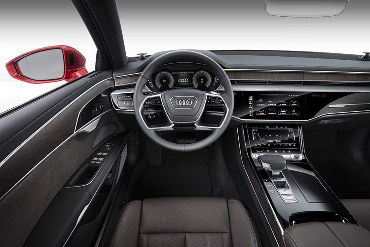 Im Cockpit des neuen A8 dominieren Flachbildschirme und digitale Animationen. Mechanische Knöpfe und Schalter wurden weitestgehend verbannt.  (Audi)