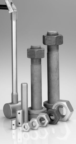Zu den am höchsten belasteten Massivumformeilen bei Windenergieanlagen gehören auch solche hochfesten Schrauben bzw. Querbolzen  (Bild: Peiner Umformtechnik)