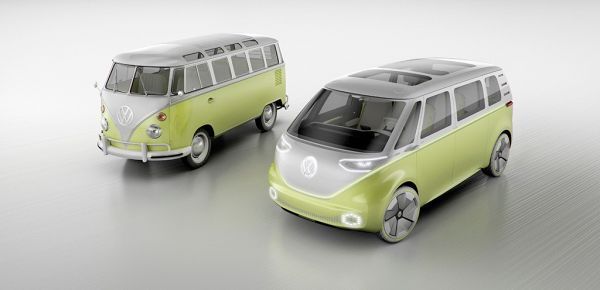 Der I.D. BUZZ neben seinem Urahnen VW Bully (Volkswagen)