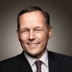 Titel, Name: Thomas Wessel Geburtsjahr, -ort: 1963 in Herten Funktion: Personalvorstand Firma:Evonik Industries AG  Ausbildung: 1979-1981 Ausbildung zum Industriekaufmann bei der Bergbau Lippe AG in Herne 1983-1985 Personalkaufmann (IHK) in Gelsenkirchen 1986-1988 Personalbetriebswirt (VWA) in Bochum  Berufliche Laufbahn: 1982-1988 Personalabteilung der Bergbau Lippe AG in Herne 1988-1996 Tätigkeit in der Abteilung für Personalpolitische Grundsatzfragen der RAG Aktiengesellschaft in Essen 1997-2001 Leiter der Abteilung für Personalpolitische Grundsatzfragen  2001-2002 stellv. Leiter des Zentralbereiches Personalwesen und Leiter der Abteilung Personalpolitik/-controlling bei RAG 2002-2006 Leiter des Zentralbereiches Personalwesen der RAG und Mitglied der Geschäftsführung der RAG Beteiligungs-GmbH  2006-2009 Vorsitzender der Geschäftsführung der RAG BILDUNG GmbH 2009-2011 Mitglied der Geschäftsführung und Arbeitsdirektor der Evonik Degussa GmbH, Essen  Seit 2011 Personalvorstand der Evonik Industries AG  (Bild: Evonik)