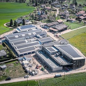 Le site de production du Groupe Recomatic à Courtedoux. La superficie couverte par les panneaux solaires est impressionnante !(Source :  Groupe Recomatic)
