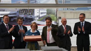 Grundsteinlegung in Jena (v.l.n.r.): Bodo Ramelow (Thüringer Ministerpräsident), Albrecht Schröter (Oberbürgermeister der Stadt Jena), Julia Hillebrand (Managing Director und Eigentümerin Ever Pharma), Wolfgang Schmitzberger (Geschäftsführer Ever Neuro Pharma), Friedrich Hillebrand (Haupteigner der Ever Pharma Gruppe), Ulrich Nütz (Geschäftsführer Ever Pharma Jena). (Ever Pharma)