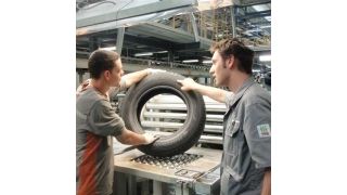 Mitarbeiter im ungarischen Hankook-Werk prüfen einen Reifen für Volkswagen.  (Foto: Hankook)