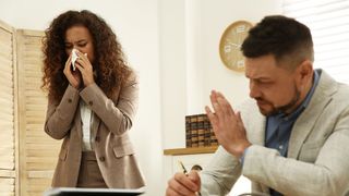 Mitarbeiter, die sich krank ins Büro schleppen, können ihrem Arbeitgeber mehr schaden als nützen. (Bild: New Africa - stock.adobe.com)