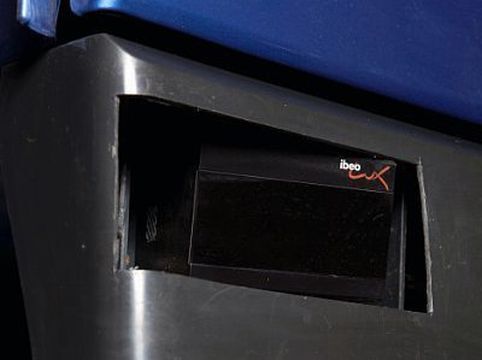 Der Lkw ist mit fünf Laser-Scannern und drei Ultraschallsensoren ausgerüstet, die die toten Winkel des Lkw auf schutzlose Verkehrsteilnehmer überwachen. (Archiv: Vogel Business Media)