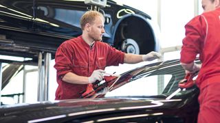 Werkstätten wollen das Glasgeschäft zurückholen und werben bei Kunden mit dem „Autoglas-Monat-Mai“. (Bild: ProMotor)