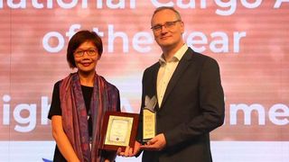 Jaisey Yip, General Manager Cargo & Logistics der Changi Airport Group (l.), verleiht Max Conrady, Leiter Frachtentwicklung und Frachtmanagement bei Fraport (r.), den Award. (Fraport)