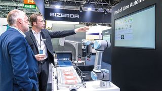 Auf der letztjährigen Interpack demonstriert ein Bizerba-Experte eine innovative End-of-Line-Automatisierungslösung. (Bild: Bizerba)