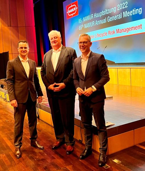 Auf der Namur Hauptsitzung 2022 präsentierte die Hima Group erstmalig das Leitmotiv #safetygoesdigital. (v. l. n. r.) Sergej Arent, Peter Sieber, Jörg de la Motte (Bild: Hima Group)