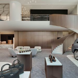 Auf 2.795 Quadratmetern Gesamtfläche können Kundinnen und Kunden in die Welt der Luxusmarke eintauchen.(Bild:  Mercedes-Benz AG)