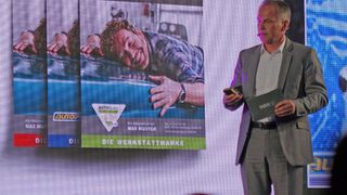 Axel Birngruber, Leiter Werkstattkonzepte bei Wessels + Müller, präsentierte den Teilnehmern der Partnertagung die einzelnen Elemente der bundesweiten Werbekampagne.  (Schreiner/»kfz-betrieb«)