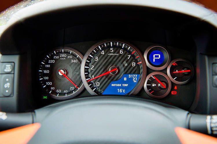 Ein beherzter Tritt aufs rechte Pedal sorgt dafür, dass sich die Nadel des zentral angeordneten Drehzahlmessers der Zahl 7.000 nähert. (Nissan)