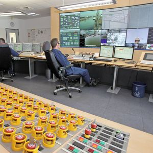 In der Messwarte befindet sich auch das Tableau, über das sich einzelne Anlagenteile manuell notabschalten lassen. 