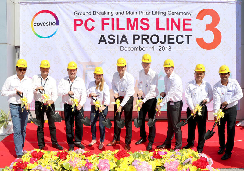 Covestro employees support the ground-breaking ceremony for a new films production in Thailand, among them Dr. Thorsten Drier, Global Head of the Films Segment (third from right). (Covestro)