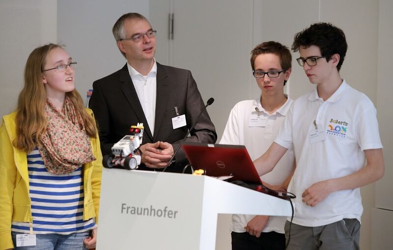 Open Roberta Auftaktveranstaltung: Schüler mit Dr. Wieland Holfelder, Leiter Entwicklung Google Deutschland (Google)