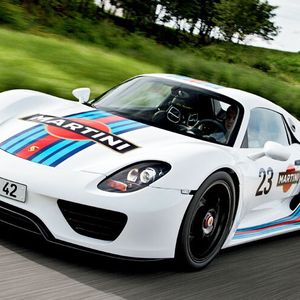 Ein 918-Spyder-Prototyp mit Hybridantrieb absolviert derzeit ein Testprogramm auf der Nürburgring-Nordschleife.