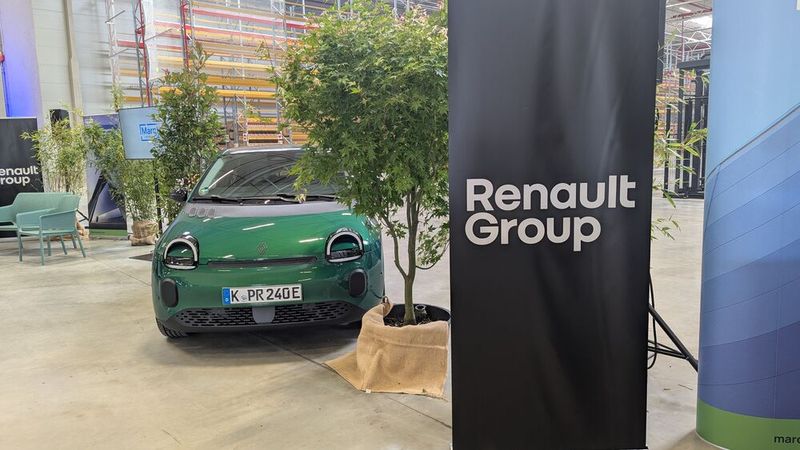 Bei der Einweihung der Anlage, zu der die 140-köpfige Belegschaft eingeladen wurde, zeigte Renault auch ein paar neue Modelle, zum Beispiel den Twingo. (Bild: Simon – VCG)